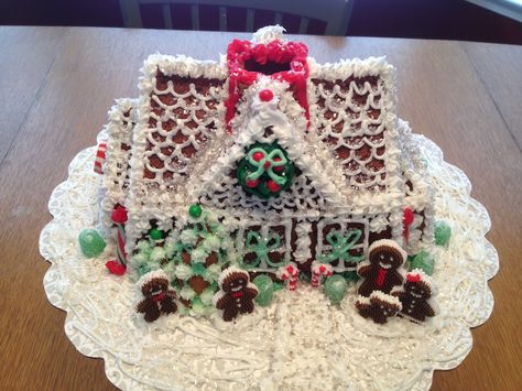 Nordic Ware bundt cake gingerbread house. Much easier than baking and assembling walls! Nordicware Gingerbread House, Gingerbread Houses Ideas, Bundt Cake Decorations, Cake Pops Frosting, Cake Recipe For Decorating, Christmas Fare, Cake Mix Pancakes, Castle Cakes, Christmas Bundt Cake