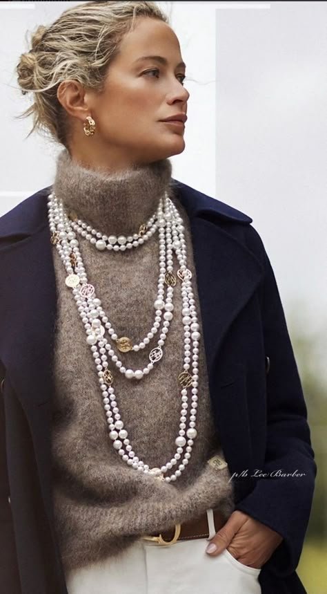 Old Woman Dress, Pearl Necklace Outfit, Elegante Y Chic, Necklace Outfit, Woman Dress, Old Woman, Sporty Chic, Mode Inspiration, Winter Fashion Outfits