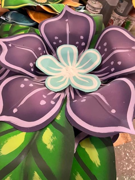 Mardi Gras Float Flowers, Mardi Gras Float, Fall Fair, Rio Carnival, Flower Craft, Craft Paper, Flower Crafts, Mardi Gras, Paper Flowers