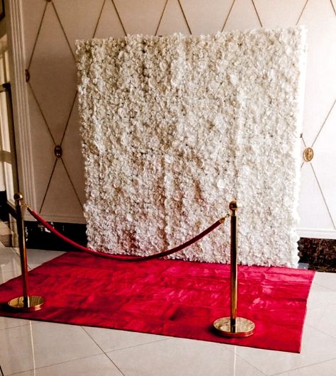 Red Carpet At Wedding, Red Carpet Themed Wedding, Red Black And Gold Photo Backdrop, Red Carpet Ideas Decor, Red Carpet Set Up, Red Carpet Dance Decoration, Red Carpet Diy Decorations, Red Carpet Quinceanera Ideas, Red Carpet Dinner Party