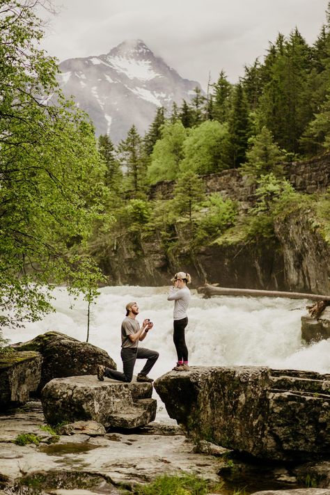 Glacier National Park Proposal, Outdoorsy Proposals, Hike Proposal Photos, Hike Proposal Ideas, Hidden Photographer Proposal, Hiking Proposal Ideas, Colorado Proposal Ideas, Hiking Proposal Outfit, Alaska Proposal