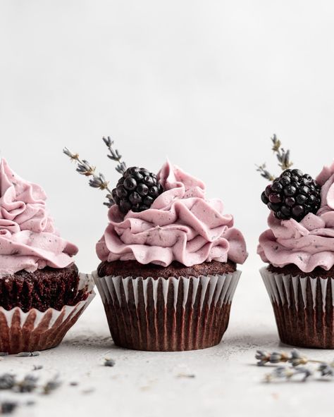 Easy Chocolate Cupcake Recipe, Lavender Chocolate, Blackberry Lavender, Lavender Cupcakes, Moist Cupcakes, Fancy Cupcakes, Culinary Lavender, Torte Cupcake, Cupcake Recipes Chocolate