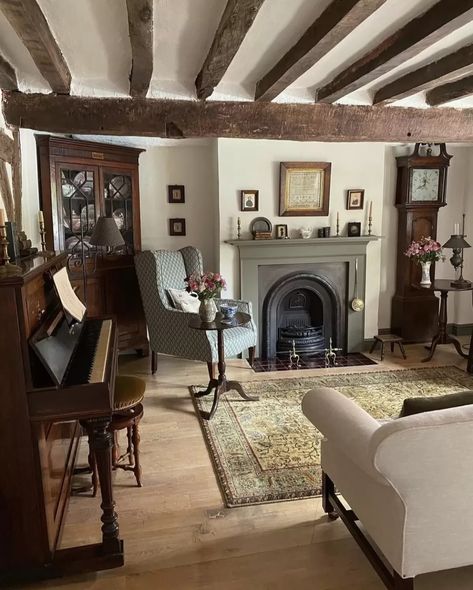 Old Fashioned Living with Michelle from Remembering The Old Ways blog Old English Cottage Interiors, Old Fashioned Living, English Countryside Cottage, Old English Cottage, Old Fashioned House, Country Living Decor, English Cottage Interiors, Country Cottage Interiors, The Old Ways