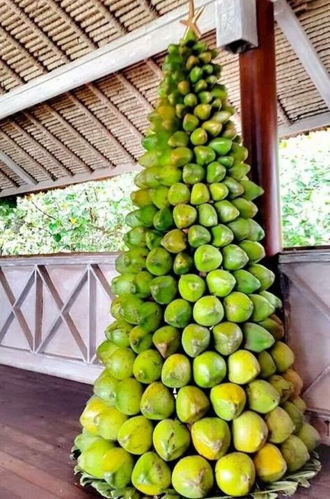 Tropical Christmas Decorations, Tropical Christmas Trees, Bali Culture, Caribbean Christmas, Bali Decor, Hawaii Christmas, Its Christmas Eve, Pagan Goddess, Bohemian Christmas