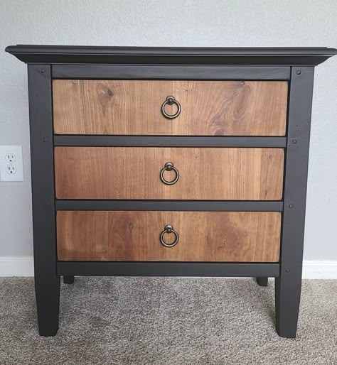 Small Nightstand Makeover, Night Stand Flipping Ideas, Refurbished Nightstand Ideas, Oak Nightstand Makeover, Nightstand Flip Ideas, Night Stand Flip, Nightstand Refinish, Night Stand Makeover Diy, Refurbished Night Stand Ideas