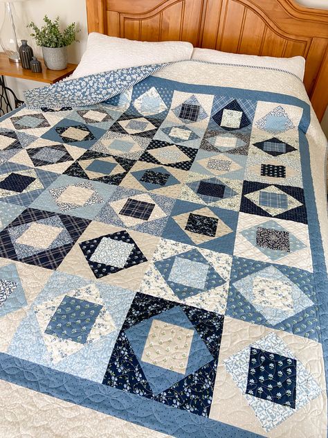 Free pattern} Floating Squares Floating Squares Quilt Pattern, Quilts Using Charm Packs, Master Bed Quilt, Economy Quilt, Quilts Ideas Patterns, Quilt Simple, Blue Quilt Patterns, Bed Quilt Patterns, Beginners Quilting