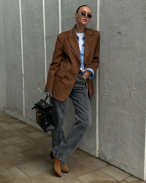 10 Refreshing Ways To Wear Suede For Fall 2024 Suede Boots Outfit, Suede Jacket Outfit, 2024 Fashion Trends, Suede Blazer, Blazer Outfit, Brown Suede Jacket, Jacket Outfit, Long Sleeve Lace Dress, Casual Blazer