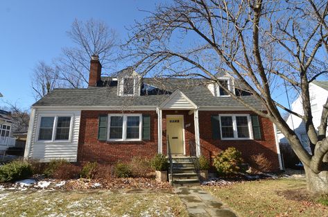 Cape Cod Style House Exterior, Cape Cod House Interior Ideas, Brick And Siding Exterior, Cape Cod House Interior, Cape Cod Renovation, Dormer House, Cape Cod Exterior, Cape Cod House Exterior, Front Porch Addition