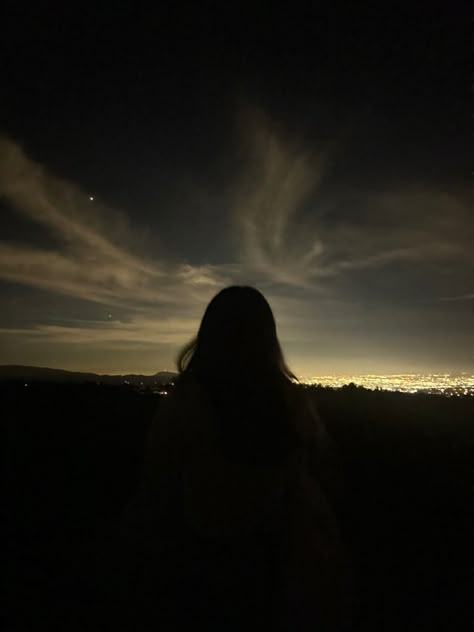 night sky city skyline picture <3 Dark Pics For Instagram, Pictures Hiding Face, Night Profile Picture, Girly Photography Aesthetic Night, Dark Picture Ideas, Black Aethstetic, Night Vibes Snap, Night Pictures Poses, Star Pfps