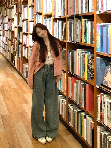 Ootd Cardigan, Korean Fashion Summer Street Styles, Revealing Outfits, Korean Summer Outfits, Outfit Korean Style, Simple Style Outfits, Korean Outfit Street Styles, Fashion Top Outfits, Korean Casual Outfits