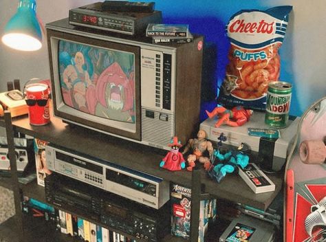 1980s Electronics, 80s Teen Bedroom, Tv 70, 80s Bedroom Aesthetic, 80s Room, 80s Bedroom, Crt Tv, Coke Can, Game Life