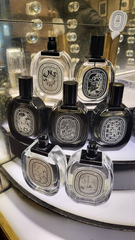 a perfume arrangement Diptyque Perfume Aesthetic, Diptyque Aesthetic, Fragrances Aesthetic, Perfumes Aesthetic, Aesthetic Mall, Perfume Collection Display, Perfumes To Buy, Diptyque Perfume, Perfume Combos