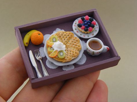 Mini Choses, Yummy Waffles, Miniture Food, Barbie Food, Food Sculpture, Charms Earrings, Food Charms, Breakfast Tray, Doll Food