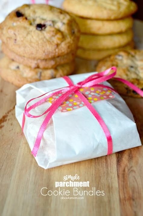 These parchment paper cookie bundles are incredibly sweet and simple to put together. It’s a sweet cookie gift, and a great way to let someone know you are thinking of them. AD #GiveBakery Cookie Wrapping Ideas, Diy Cookie Packaging, Cookie Gift Packaging, Bread Packaging, Christmas Cookies Gift, Baking Packaging, Cookie Gift, Diy Cookie, Cookie Packaging