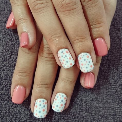 Peach and white nails with peach and blue dots Nails Peach Design, White And Coral Nails, Peach And Blue Nails, Peach Nail Ideas, Coral Acrylic Nails, Coral Gel Nails, Nail Wedding, Elegant Touch Nails, Peach Nails