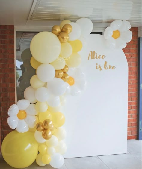 Balloon Garland Daisy, Bee Birthday Balloon Garland, White And Yellow Balloon Garland, First Bee Day Balloon Garland, Daisy Balloon Decorations, Sunshine Balloon Arch, Birthday Decorations Simple, Daisy Birthday Party Ideas, Daisy Theme Birthday