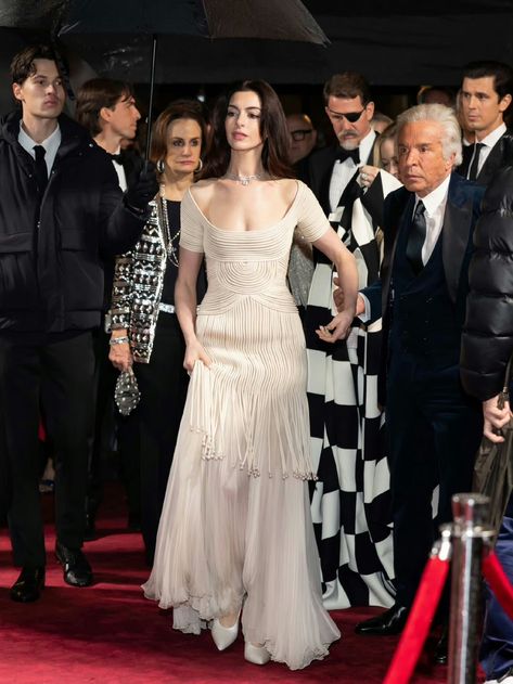 Anne Hathaway White Dress, Anne Hathaway Bride Wars, Cate Blanchett Red Carpet, Anne Hathaway Dress, Anne Hathaway Red Carpet, Anne Hathaway Catwoman, Bride Wars, Christian Dior Haute Couture, Fashion Icons