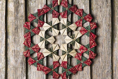 Quilt your own Christmas fabric folded wreath! Diy Quilted Christmas Ornaments, Christmas Decorations Sewing, Quilting Digest, Christmas Patchwork, Fabric Origami, Christmas Sewing Projects, Christmas Quilt Patterns, Folded Fabric Ornaments, Fabric Wreath