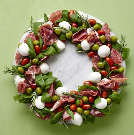 charcuterie edible wreath, Edible Wreath, Italian Christmas Dinner, Christmas Charcuterie, Big Family Dinner, Thanksgiving 2022, Holiday Appetizers Recipes, Christmas Appetizers Party, Christmas Dinner Menu, Christmas Eve Dinner