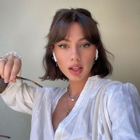 Short Hair Messy Bangs, Bangs For Bob Hairstyle, Short Hair On Round Faces, Haïr Style For Short Hair With Bangs, Short Face Framing Bangs, 60s Bangs Short Hair, Short Bangs Styling, 90s Short Hair Aesthetic, Short Hair No Styling