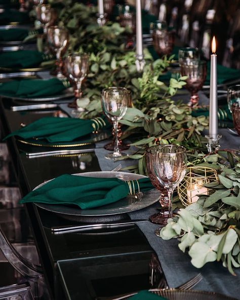 Round Table Settings, Green Table Settings, Emerald Green Wedding Theme, Blue Table Settings, Wedding Theme Color Schemes, Dark Green Wedding, Wedding Table Themes, Emerald Green Wedding, Forest Theme Wedding