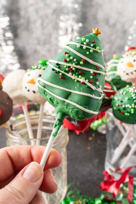 Christmas Tree cake pop. Easy Christmas Cake Pops, Easy Christmas Cake, Cake Pop Boxes, Snowman Cake Pops, Reindeer Cakes, Grinch Cookies, Christmas Cakes Easy, Edible Christmas Gifts, Cake Mix Ingredients