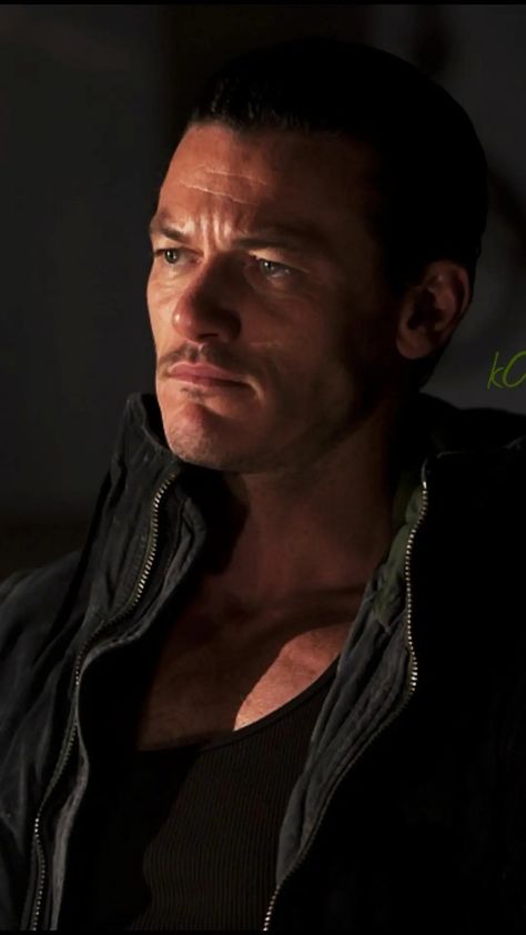 Luke Evans Boyfriend, Luke Evans Actor, Luke Evans, Attractive Guys, Good Looking Men, Book Characters, Male Models, Soldier, How To Look Better