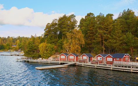 Stockholm Archipelago Islands, Sweden Archipelago, Passenger Clothing, Stockholm Archipelago, Places To Rent, Island Lake, Rocky Shore, Summer Destinations, Overnight Guests