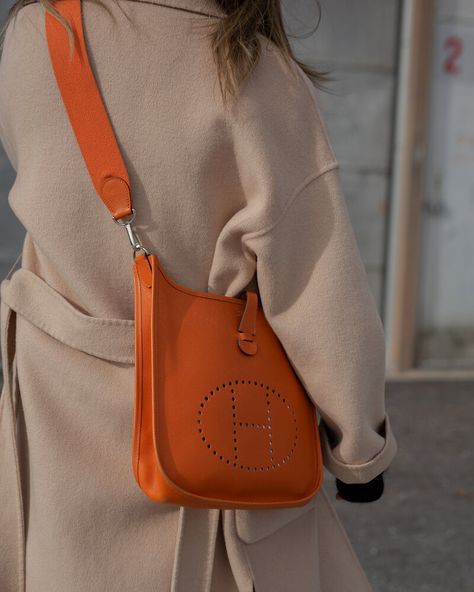 Hermès Evelyne PM Bag Review feat. LXRandCo — WOAHSTYLE #streetstyle Hermes Evelyne Iii, Hermes Evelyn Bag, Hermes Fashion, Hermes Style, Hermes Orange, Timeless Brand, Cross Body Bags, Orange Bag, A Perfect Day