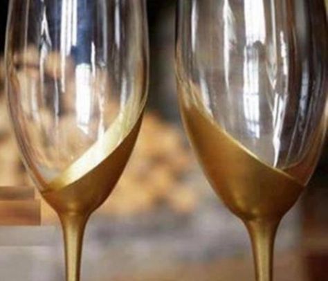 How to Decorate Wine Glasses and Champagne Flutes for Christmas #diy #christmasdinner #christmas Gold Champagne Glasses, Do It Yourself Quotes, Gold Champagne Flutes, Golden Globes Party, Decorated Wine Glasses, Diy Wedding Gifts, Gold Spray Paint, Painted Glasses, Gold Spray