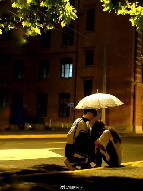 Cute Couple Pose Reference, Pose Reference Art, Umbrella Aesthetic, Korean University, Couple Pose Reference, Gift Basket Ideas For Couples, Reference Art, Couple Poses Reference, Couple Pose