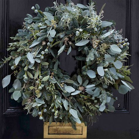 Christmas Dining Setting, Christmas Wreath Ideas, Christmas Wreaths Ideas, Christmas Tree Branches, Christmas Door Wreaths, Christmas Wreaths To Make, Green Wreath, Xmas Wreaths, Nordic Christmas