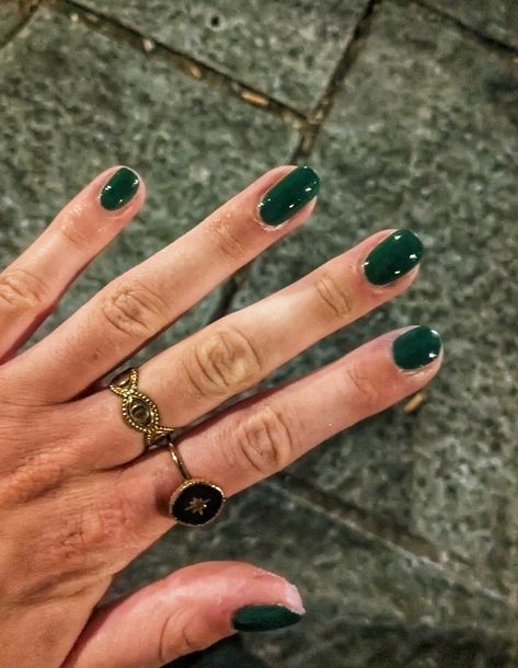 Hunter Green Dip Nails, Dark Green Round Nails, Fall Green Nail Colors, Green Dip Nail Ideas, Dark Forest Green Nails, Dark Green Gel Nails, Dark Green Fall Nails, Hunter Green Nails, Dark Green Nail Designs