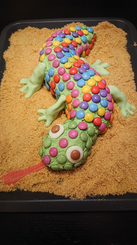 Lizard Cakes For Kids, Reptile Cake Ideas, Chameleon Party, Chameleon Cake, Gecko Cake, Lizard Cake, Reptile Party, Turtle Cake, Kid Hacks