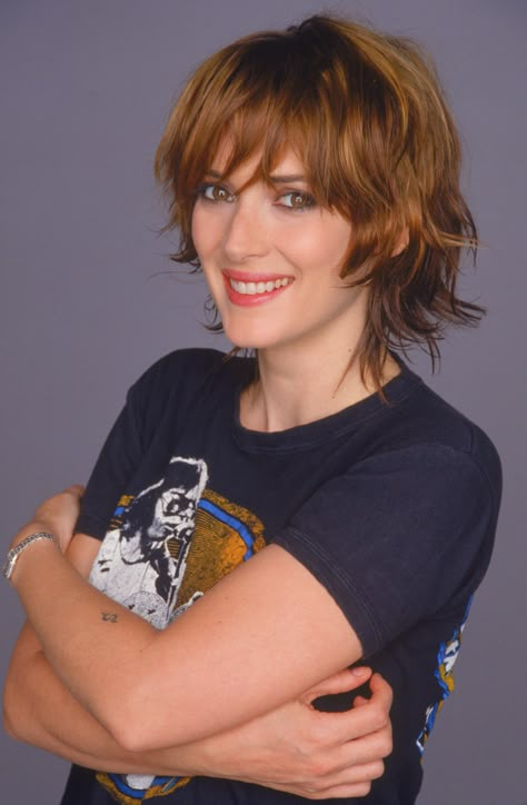 Winona Ryder Saturday Night Live photoshoot, 2002 Winona Ryder Hair, Razor Cut Hairstyles, Razor Cuts, 2000s Hair, Razor Cut Hair, Cut Hairstyles, Short Hair Pixie Cuts, Hair Inspiration Short, Hair 2024