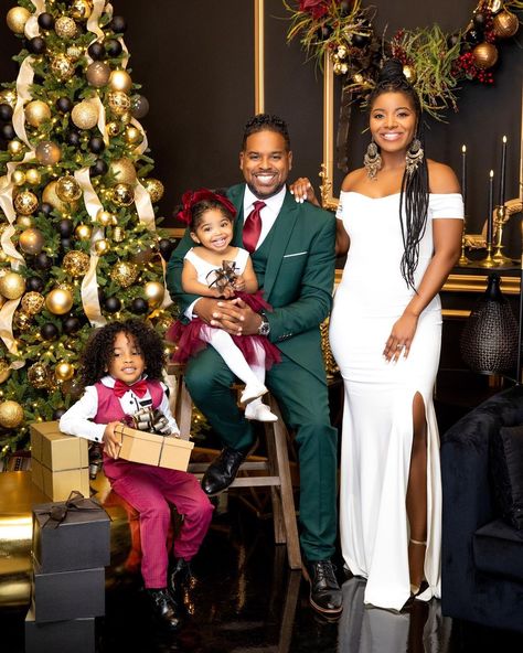 Family Christmas Photoshoot Ideas Black, Glam Holiday Photoshoot Family, Christmas Photoshoot Family Outfit, Holiday Pictures Family Outfits, Black Family Holiday Photos, Elegant Christmas Photoshoot Family, Family Christmas Pictures Studio, Black Family Christmas Photoshoot, Family Holiday Photos Outfits