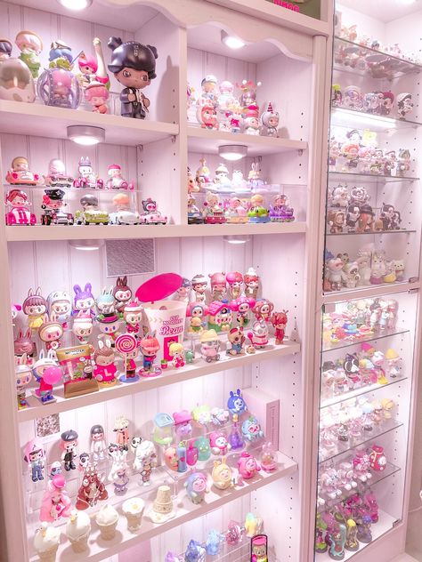 How To Display Dolls Collection, Cute Lego Display, Toy Collection Room Ideas, Popmart Display Room, Blind Box Display, Plushie Collection Display, Figure Organization, Popmart Figures Display, Collectible Display Ideas