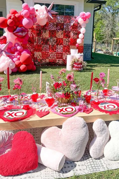 Valentine Party Centerpieces, Vday Table Decor, Xoxo Birthday Party Ideas, Valentines Party Decorations Table, Galentines Party Tablescape, Valentine’s Day Birthday Party Ideas, Valentines Table Set Up, Valentines Table Setting Ideas, Valentine Day Birthday Party Ideas