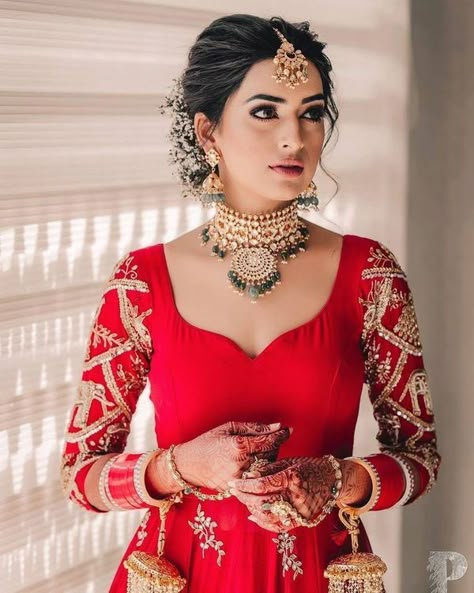 Brides Who Rocked The Most Offbeat & Unique Jewellery On Their Wedding Day! Bridal Hairstyle Indian Wedding, Saree Hairstyles, Bridal Bun, Bridal Hairdo, Choker Necklace Gold, Choker Necklace Designs, Best Bridal Makeup, Bridal Hair Buns, Indian Bride Hairstyle