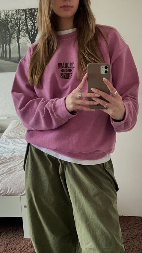 Pink Hoodie Outfit Aesthetic, Basic Jeans Outfit, Green Winter Dresses, Satin Tops Blouses, Pink Sweatshirt Outfit, White Dress With Sleeves, Pink Pull, Street Cats, Diy Vetement