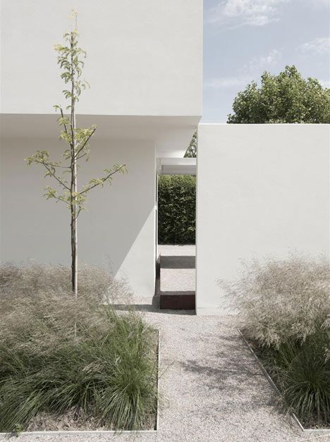 House DZ by Graux & Baeyens Architecten Houses Architecture, Casa Exterior, Have Inspiration, Garden Landscape Design, Minimalist Architecture, Architecture Exterior, Modern Landscaping, Front Garden, Modern Garden