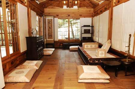 Traditional Korean furniture embraces lifestyles @ HanCinema ... Korean Furniture Traditional, Traditional Korean Bedroom, Korean Village House, Korean Living Room, Furniture Museum, Korean Village, Korean House Interior, Korean Interior Design, Korean Furniture