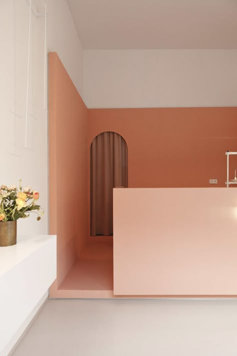 Terra roza wanden met gordijn voor de doorgang Pink Home Offices, Design Portfolio Layout, Ruangan Studio, Minimalist Dekor, Interior Design Minimalist, Portfolio Covers, Interior Design Color, Minimalist Home Interior, Portfolio Layout