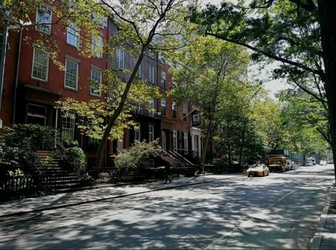 #travel #travelaesthetic #travelling #newyork #nyc #greenwich Greenwich Village Aesthetic, Greenwich Village Nyc Aesthetic, Wholesome Aesthetic, Nyc Painting, Seeing The Future, Nostalgic Places, Village Aesthetic, Fall New York, Greenwich Village Nyc