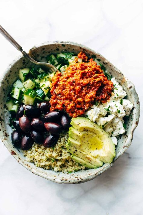 This looks delicious! Mediterranean Quinoa, Pepper Sauce Recipe, Buddha Bowls Recipe, Paprika Sauce, Roasted Red Pepper Sauce, Dream Food, Red Pepper Sauce, Buddha Bowls, Resep Diet