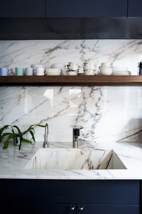 11 Beautifully Edited Interiors to Inspire You via @domainehome Kabinet Dapur, Herringbone Backsplash, Pinterest Design, Marble Sinks, Kitchen Marble, Professional Kitchen, Counter Tops, Marble Countertops, Design Layout