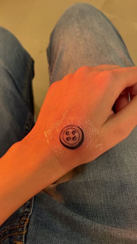 Melanie Tattoo, Melanie Martinez Tattoo Ideas, Melanie Martinez Tattoo, Illusion Tattoo, Coraline Tattoo, Button Tattoo, Tim Burton Tattoo, Optical Illusion Tattoos, Illusion Tattoos