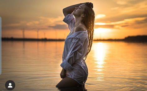 Sunrise Water Photoshoot, Beach In Water Photoshoot, Sunset Water Photoshoot, Water Model Photography, Outdoor Boudiour Ideas Lake, Beach Shoot Ideas Photoshoot Women, Water Bourdier Photoshoot, Outdoor Boudiour Ideas Water, Water Picture Ideas