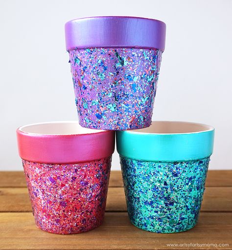 DIY Glitter Flower Pots Kid Painted Flower Pot, Decorating A Flower Pot, Spring Terra Cotta Pot Crafts, Diy Painting Flower Pots, Textured Pots Diy, Paint Pots Diy, Kids Painted Flower Pots, Paint Flower Pots Ideas, Decorating Flower Pots Diy