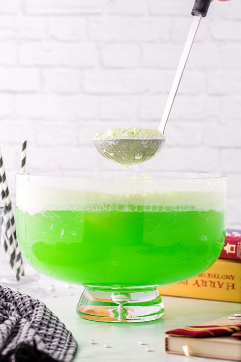 Harry Potter Polly Juice Potion Recipe, Poly Juice Potion Recipe Alcoholic, Polyjuice Potion Cocktail, Polly Juice Potion Recipe, Slytherin Drink, Poly Juice Potion Recipe, Harry Potter Drinks Nonalcoholic, Polyjuice Potion Punch, Poly Juice Potion